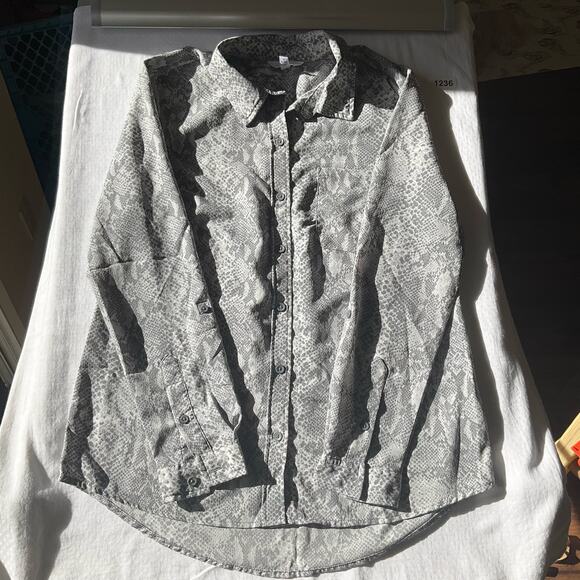 Time & Tru Women’s Long Sleeve Button Down Shirt size M, Snake Skin Gray - Picture 1 of 8